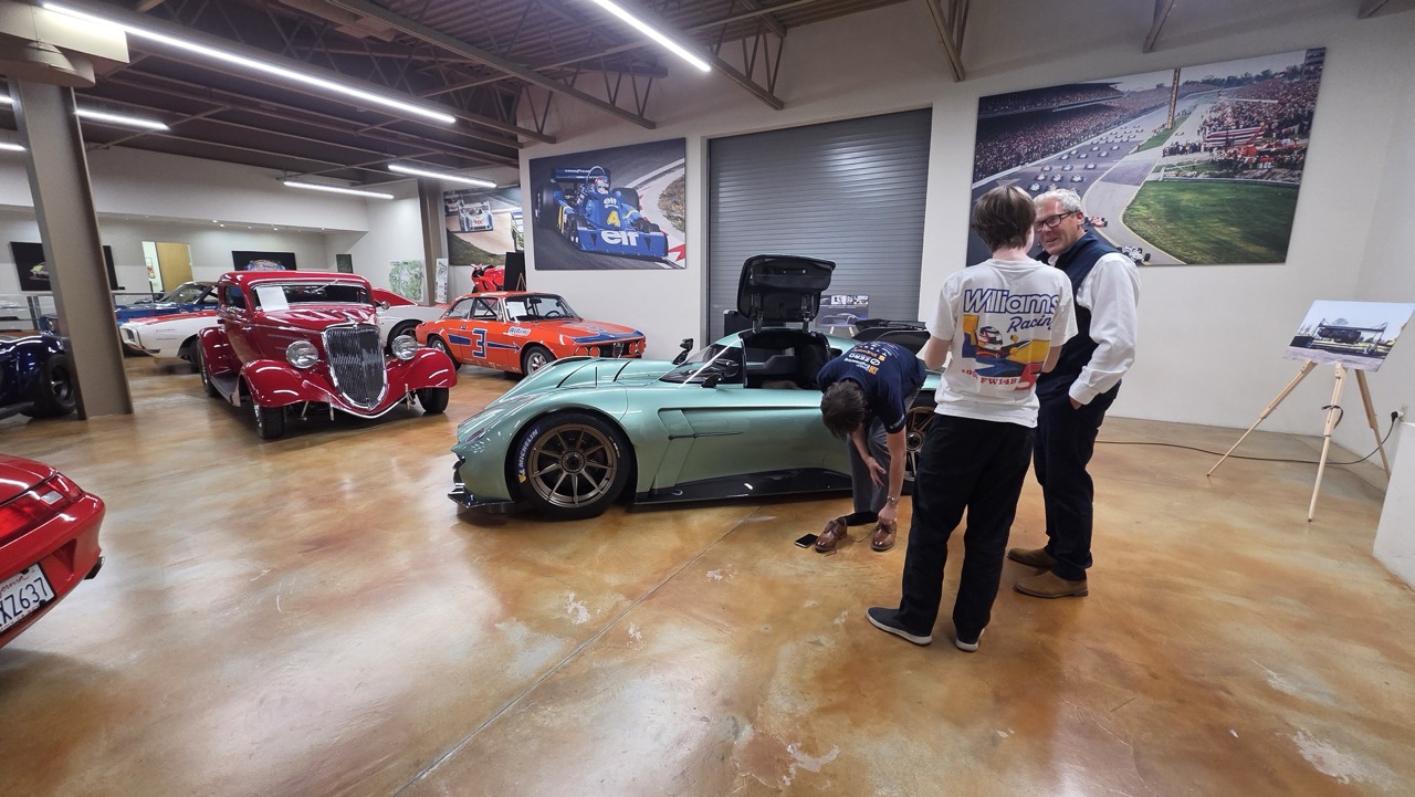 Aston Martin Valkyrie verte porte ouverte dans le showroom Canepa à Scotts Valley