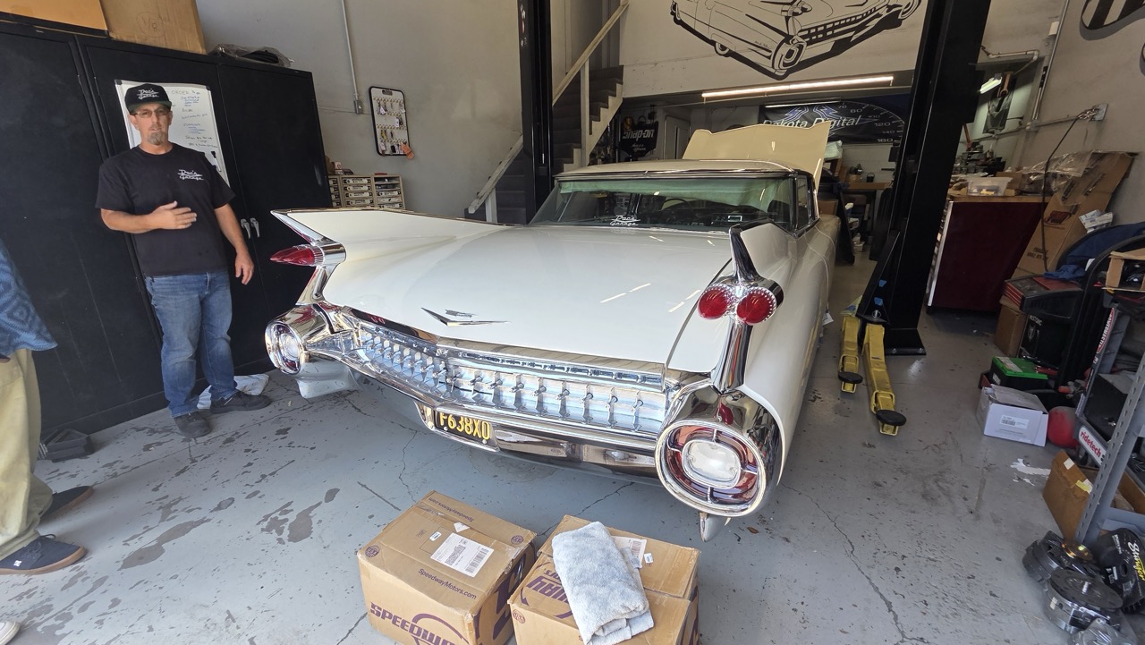Cadillac 1959 berline hardtop flat top blanche dans l'atelier Doc's Garage à Chatsworth