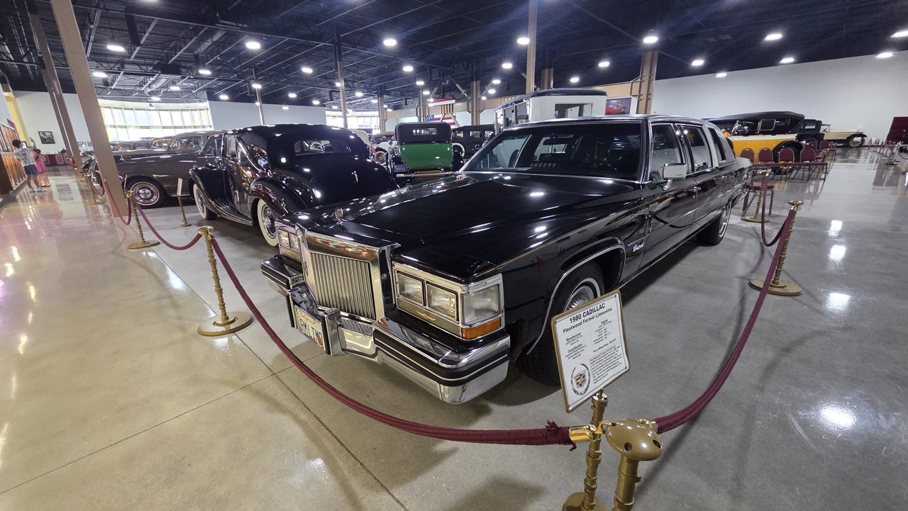 Cadillac Fleetwood Formal Limousine 1980 noire au Nethercutt Museum