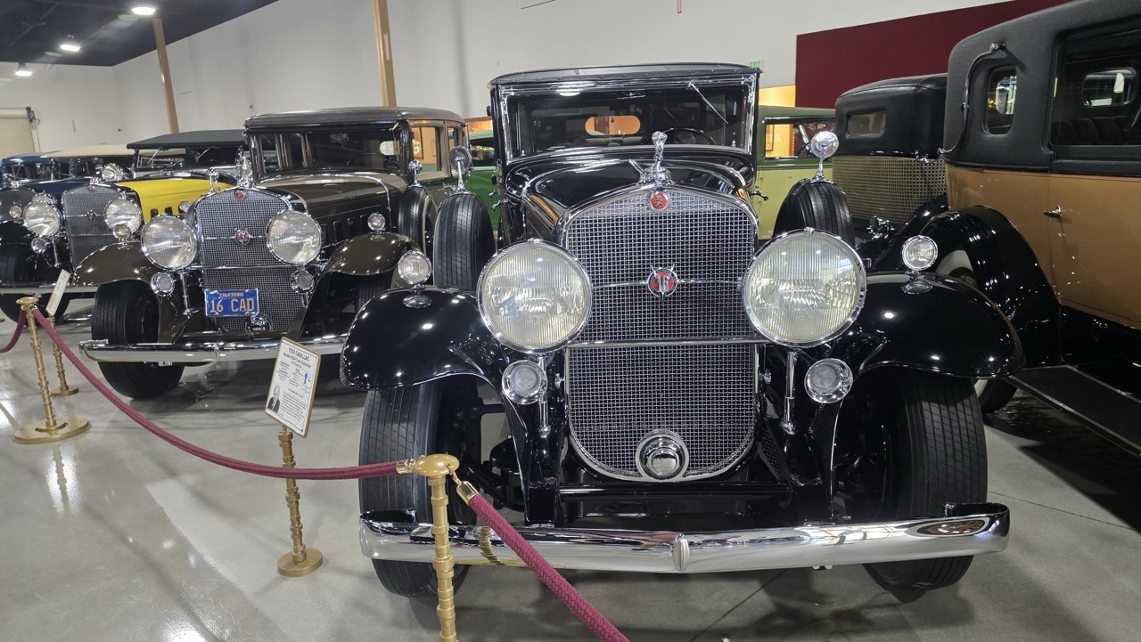 Face avant d'une Cadillac V16 de 1930 au Nethercutt Museum