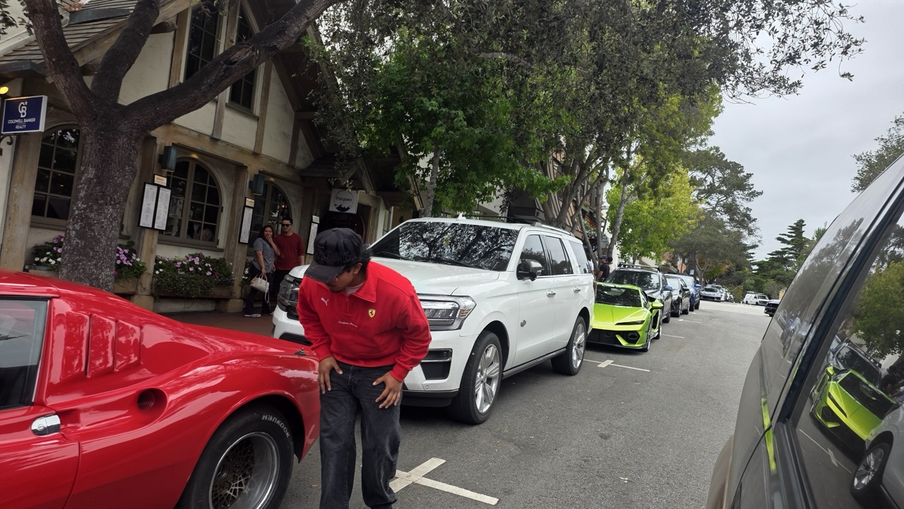 Voitures d'exception garées dans la rue principale de Carmel-by-the-Sea pendant la Monterey Car Week