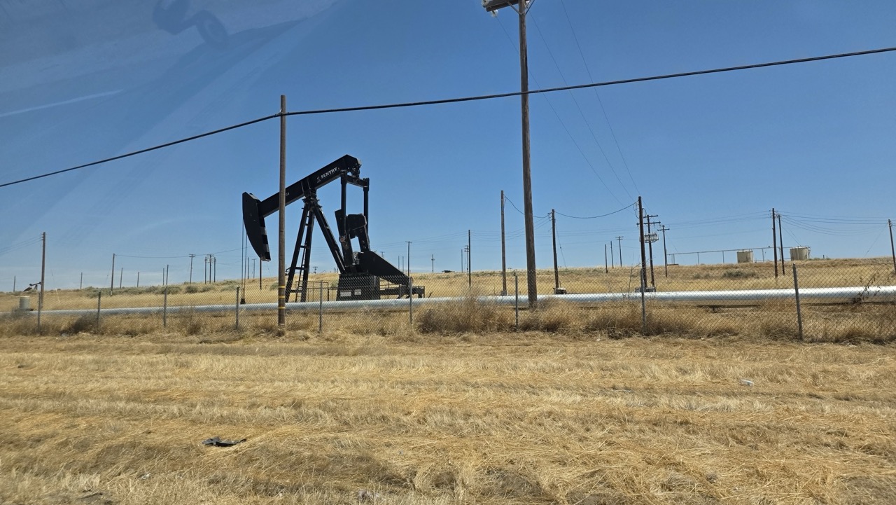 Pompe à balancier et pipeline aérien dans un champ pétrolier près de Bakersfield