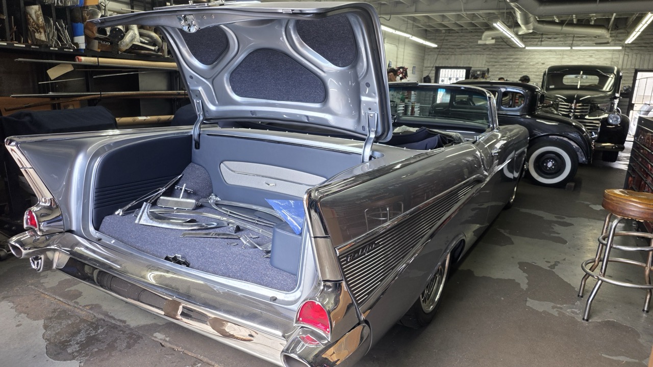 Chevrolet Bel Air 1957 cabriolet coffre ouvert dans l'atelier Hollywood Hot Rods
