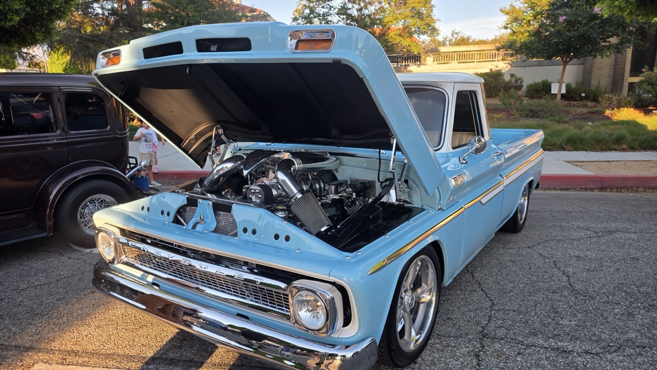 Pick-up Chevrolet C10 bleu ciel à moteur V8 suralimenté exposé au show de Glendora