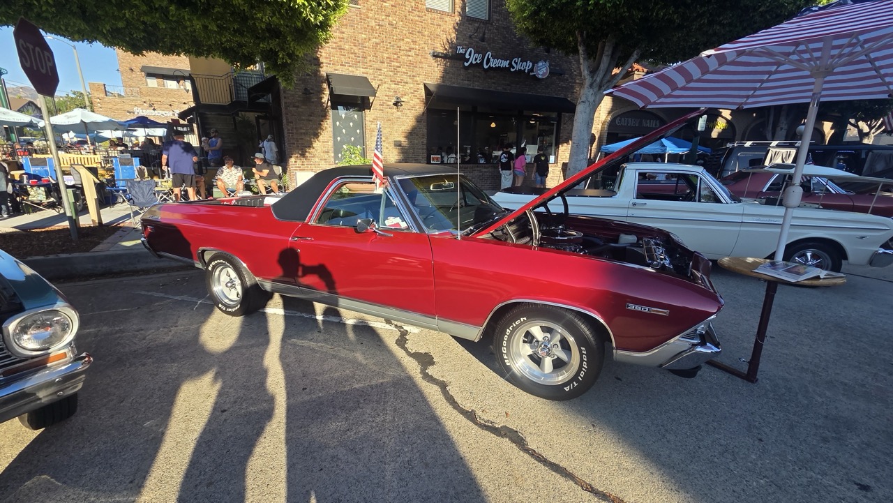Chevrolet El Camino 1969 bordeaux capot ouvert dans une rue fermée à Glendora