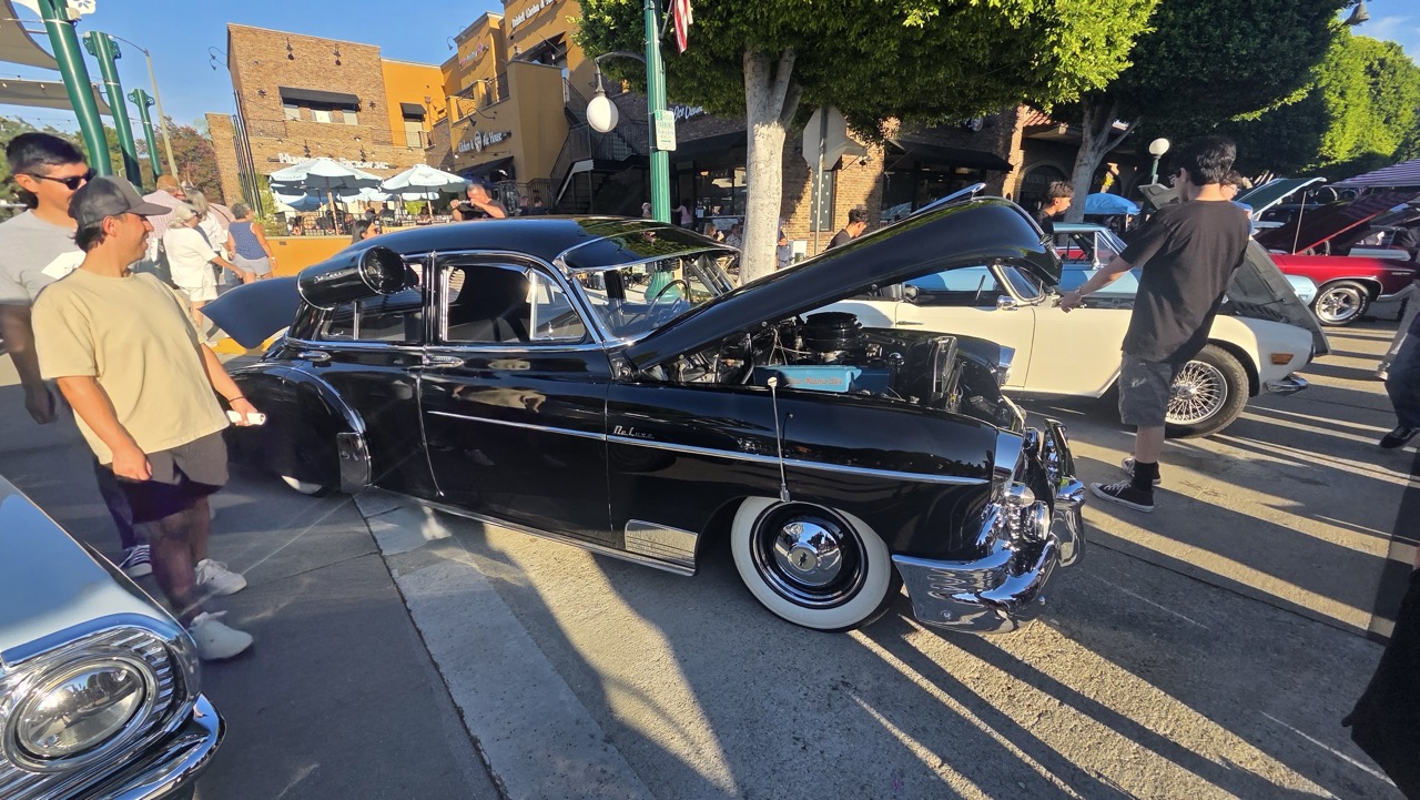 Chevrolet Fleetline noire avec un climatiseur à évaporation chromé accroché à la vitre