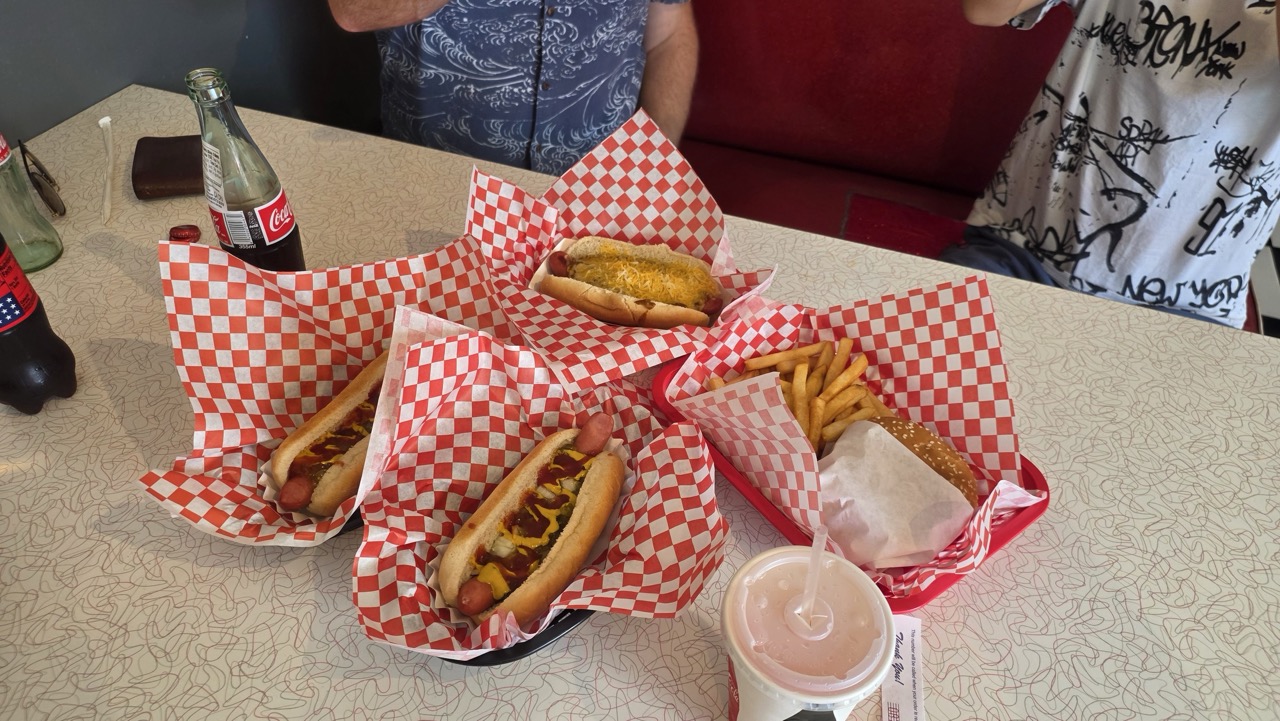 Chili dogs et milk-shake sur une table d'un stand de Burbank
