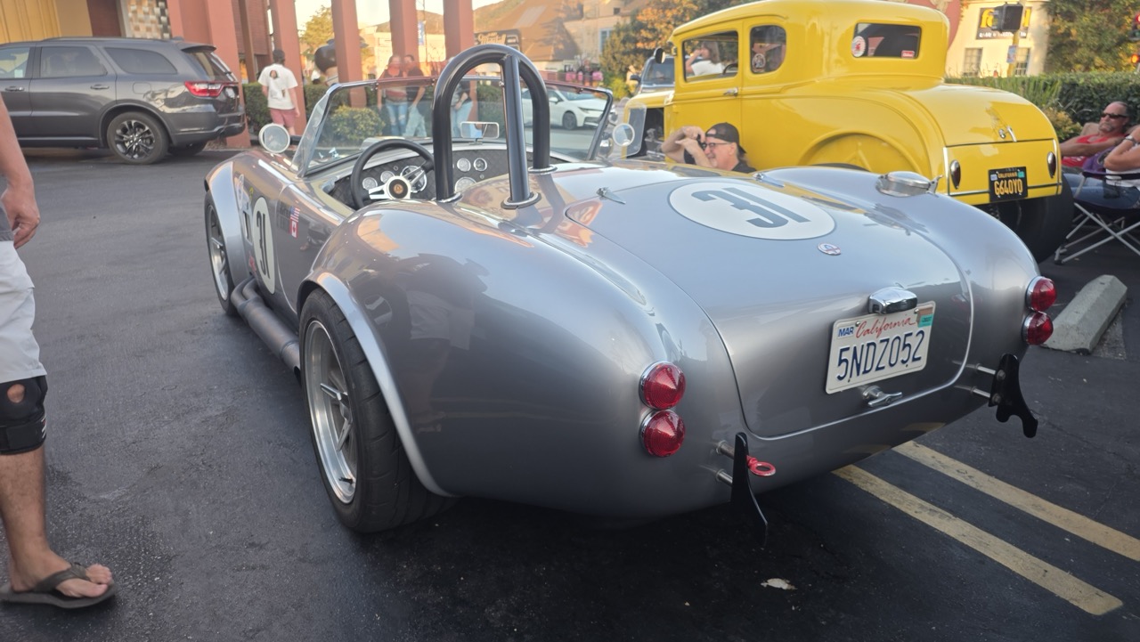 Réplique de Shelby Cobra et coupé Ford Model A 1930 jaune sur un parking de Burbank