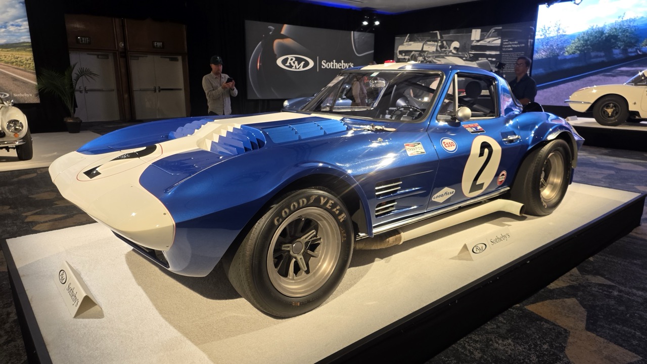 Chevrolet Corvette Grand Sport 1963 numéro 2 sur le stand RM Sotheby's à Monterey