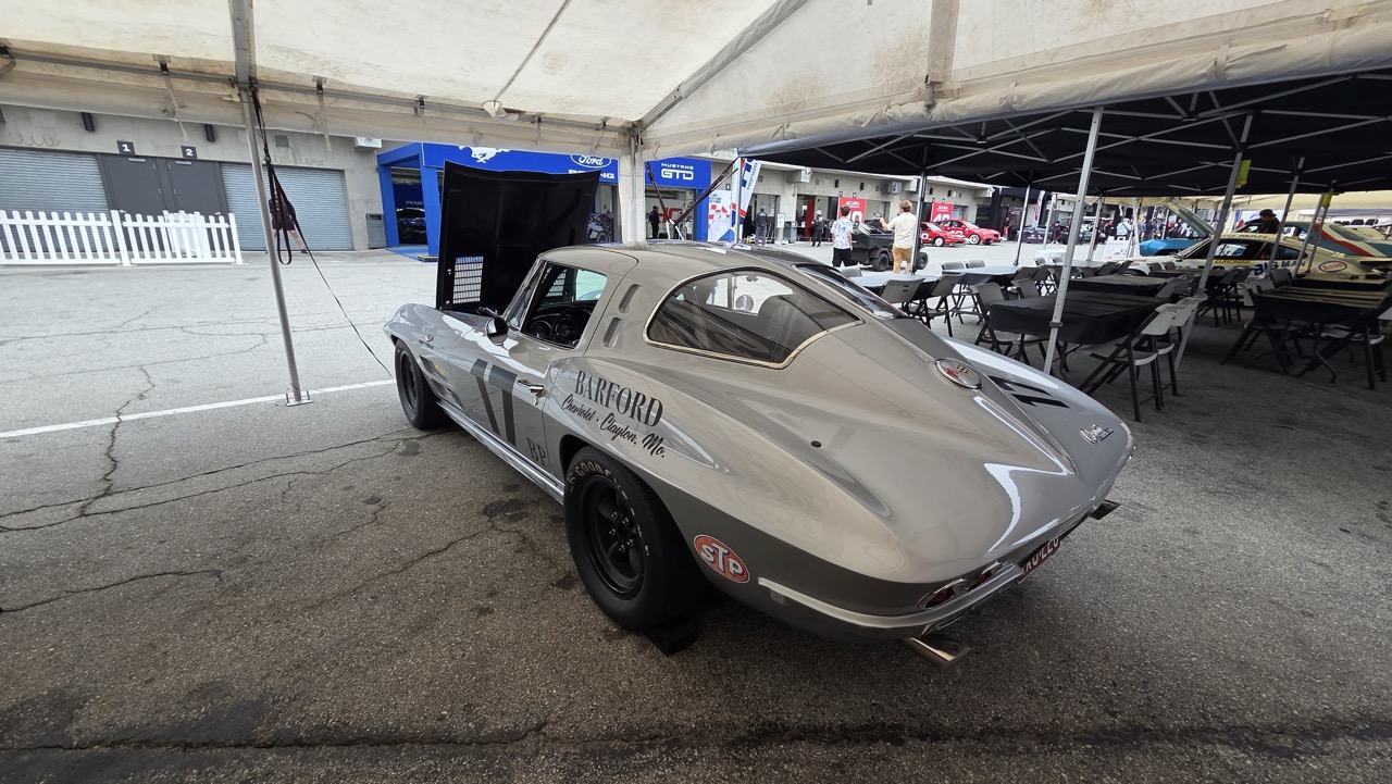 Chevrolet Corvette Sting Ray de course dans le paddock de Laguna Seca