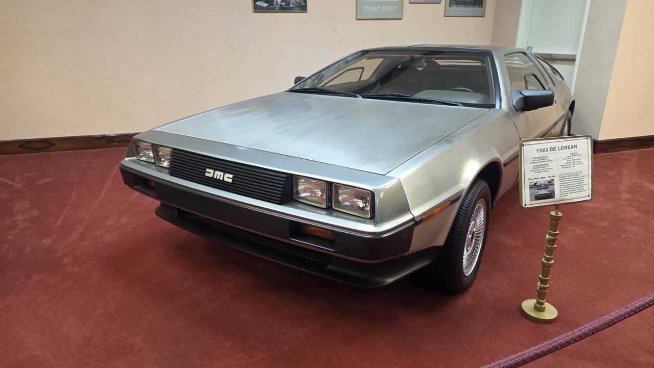 DeLorean DMC-12 de 1983 en inox brut exposée au Nethercutt Museum