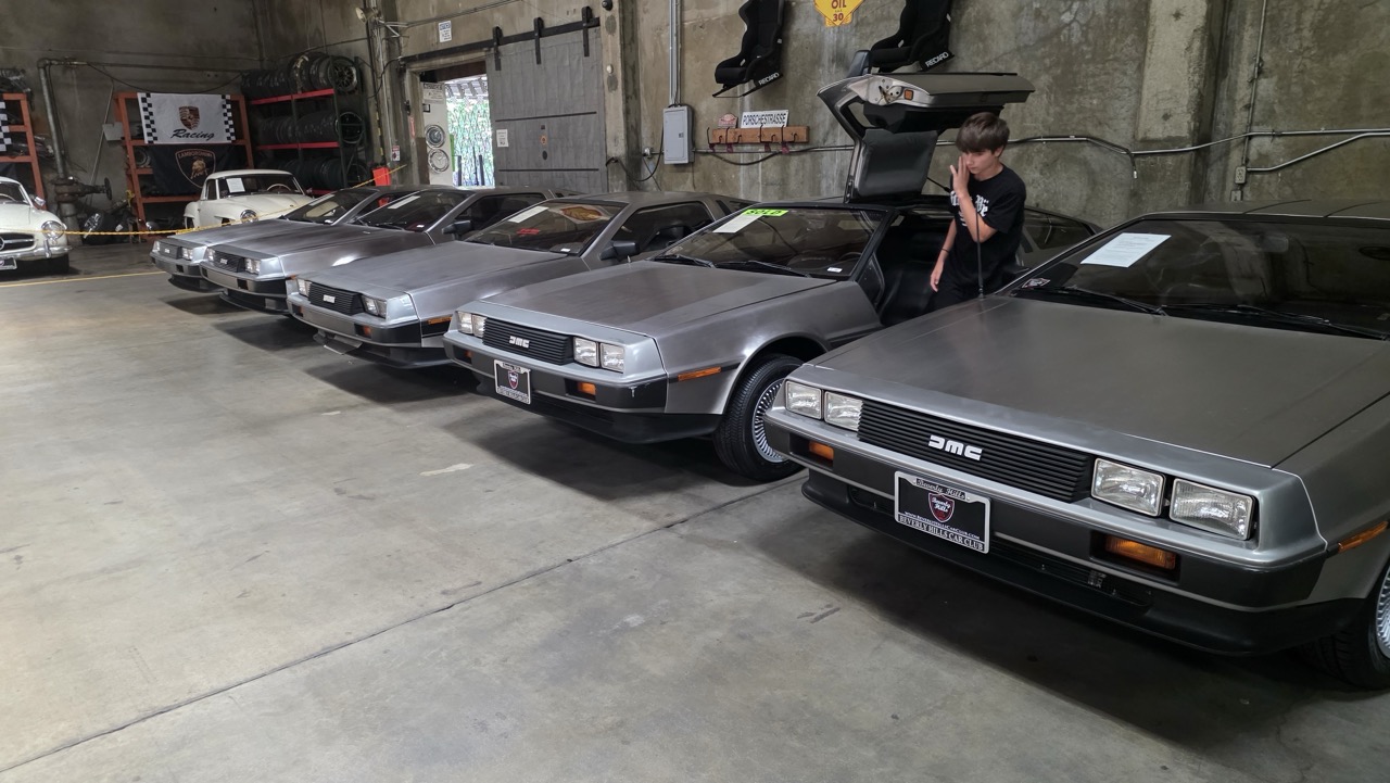 Cinq DeLorean DMC-12 alignées dans un entrepôt de voitures de collection à Los Angeles