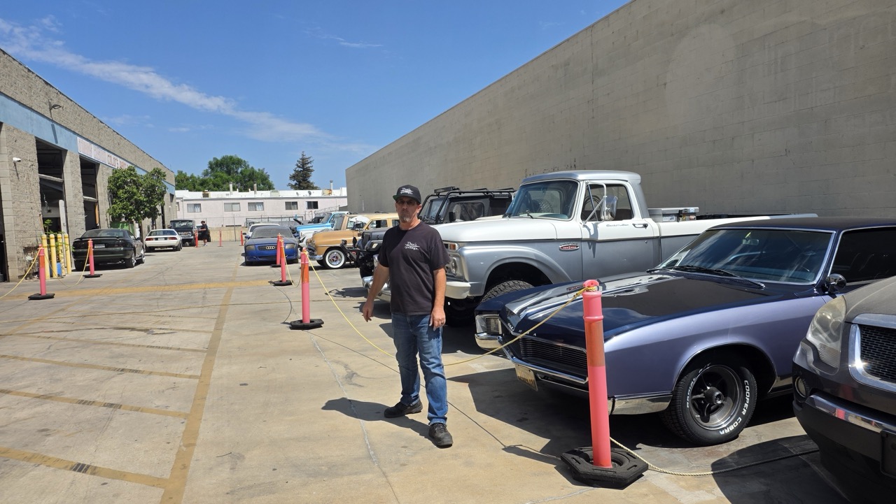 Jason, de Doc's Garage, dans la cour de l'atelier de Chatsworth, devant un Ford F-100 de 1966