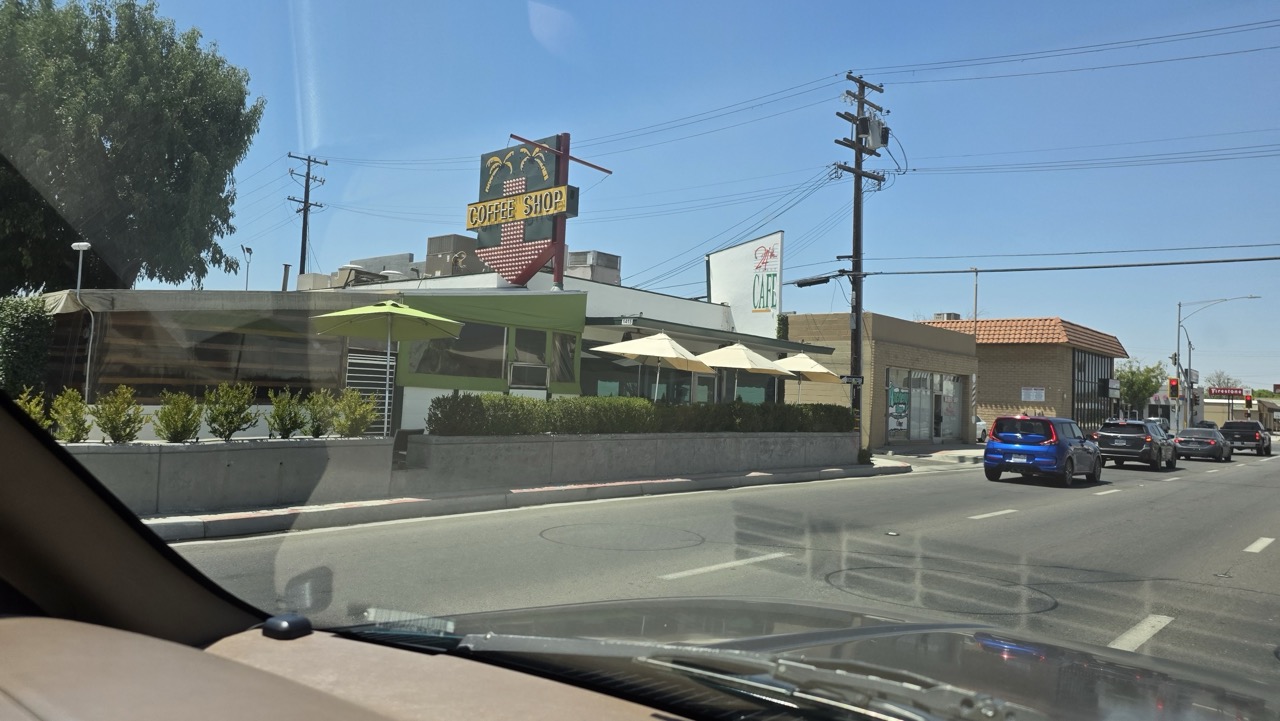 Enseigne googie à palmiers d'un coffee shop californien photographiée depuis une voiture