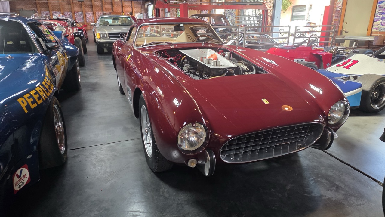 Ferrari 250 GT berlinette capot ouvert dans le showroom de Fantasy Junction à Emeryville