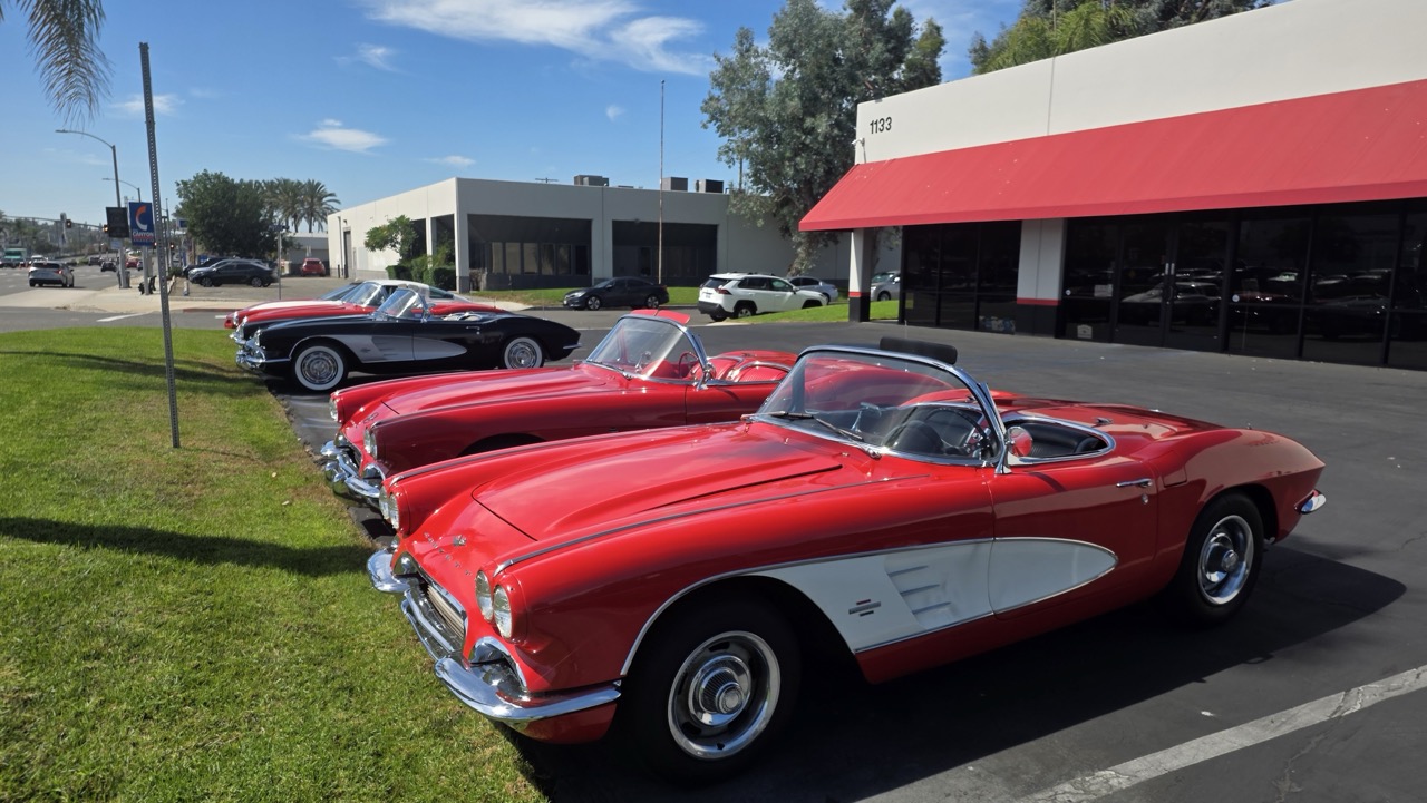 File de Chevrolet Corvette C1 exposées devant la concession Corvette Mike à Anaheim