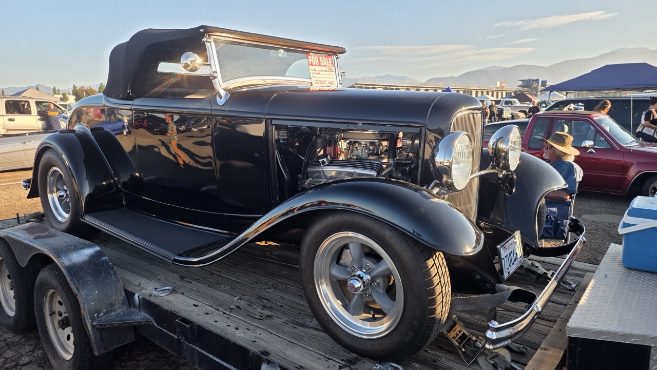 Hot rod Ford 1932 sur une remorque avec une pancarte FOR SALE au Pomona Swap Meet