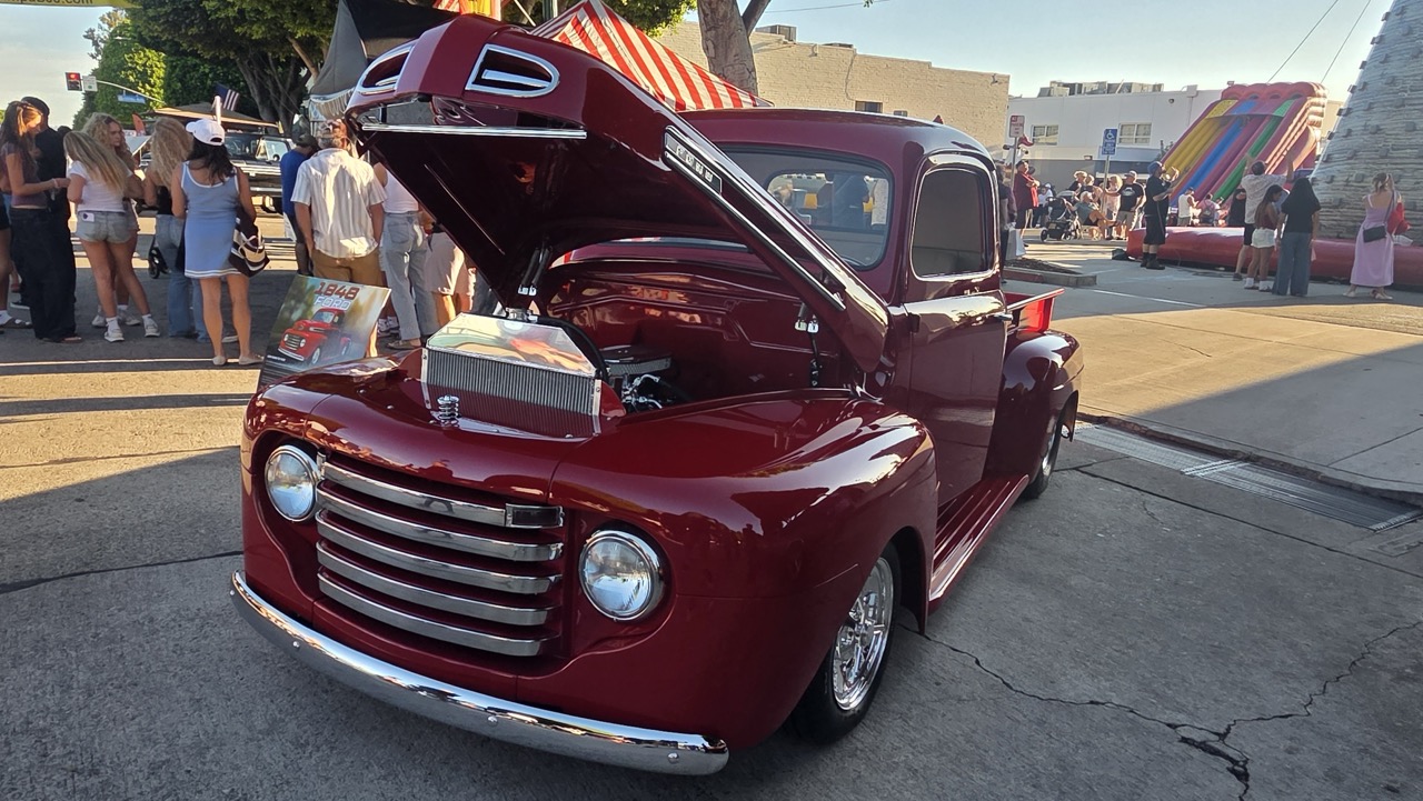 Pick-up Ford F-1 1948 bordeaux capot ouvert au show de Glendora
