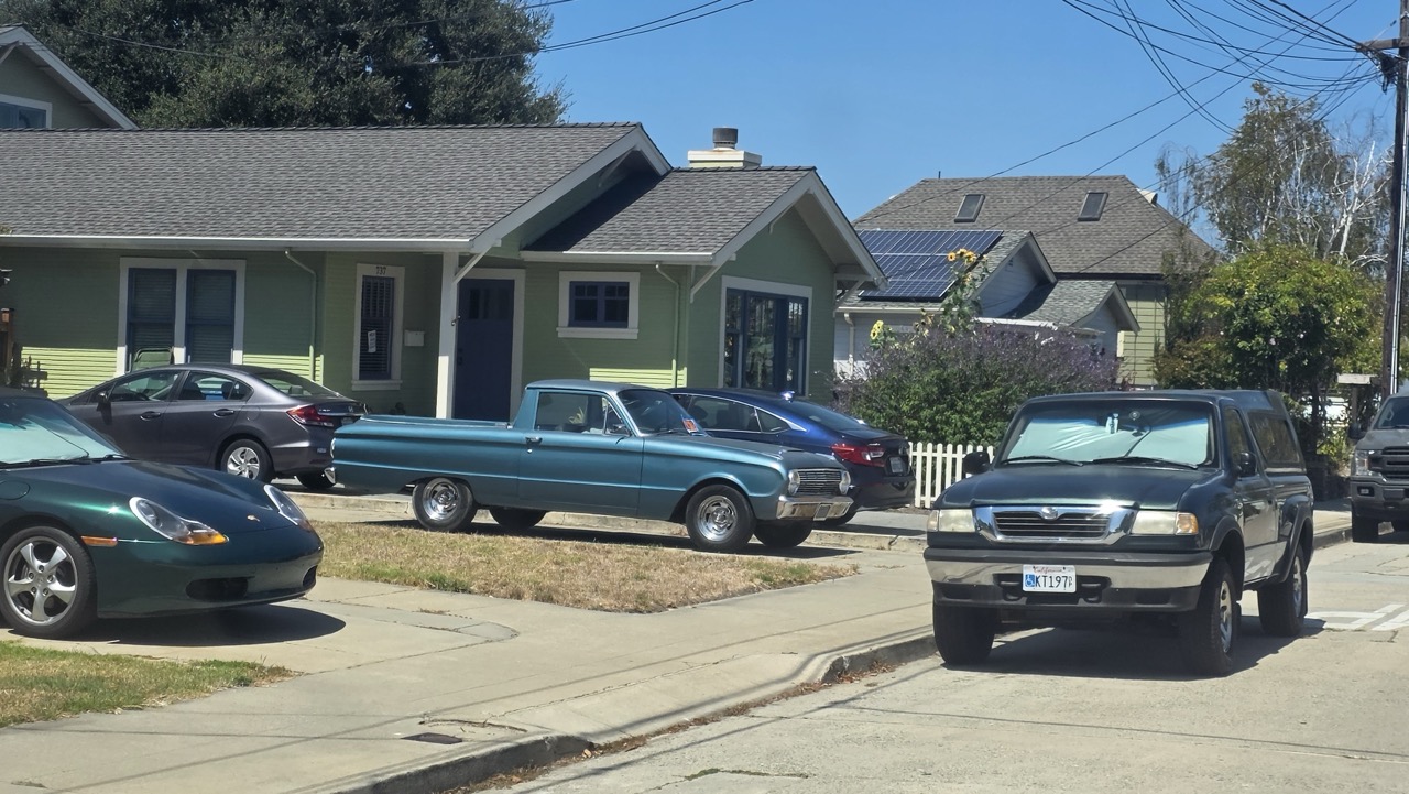 Ford Falcon Ranchero turquoise garé dans une rue résidentielle de Santa Cruz