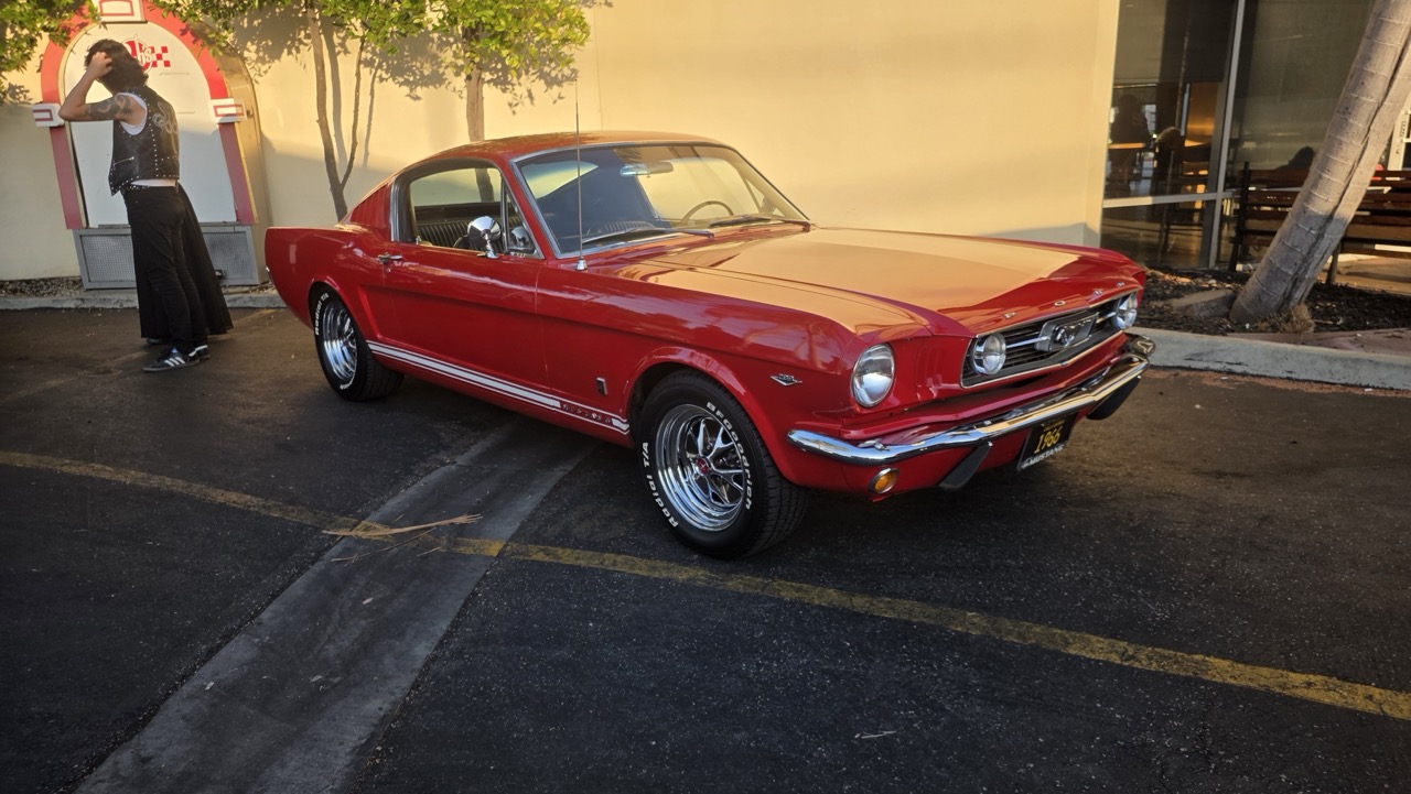 Ford Mustang fastback 1965 rouge au rassemblement du vendredi soir de Bob's Big Boy