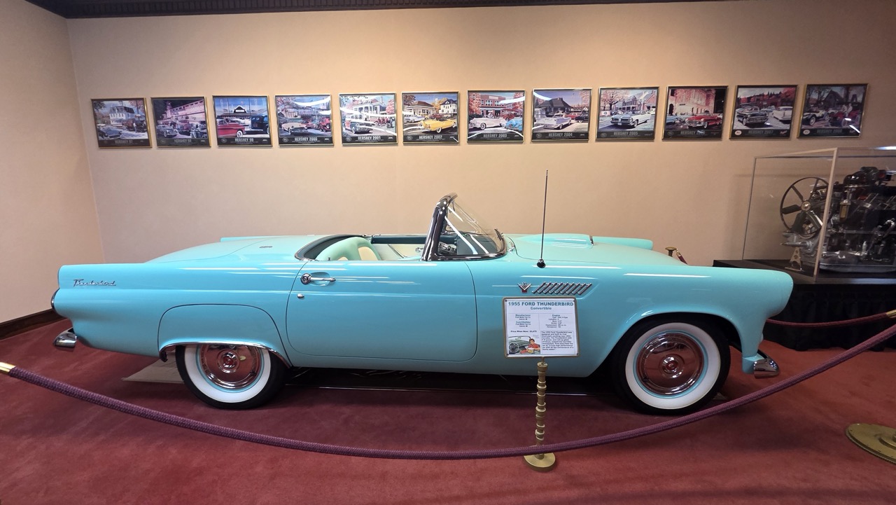 Ford Thunderbird 1955 cabriolet turquoise de profil au Nethercutt Museum