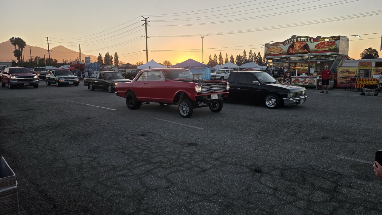 Gasser rouge roulant au lever du soleil dans les allées du Pomona Swap Meet