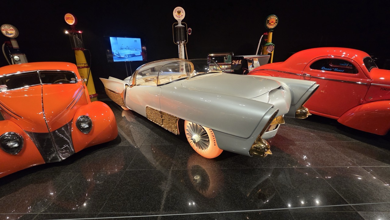 La Golden Sahara II et ses pneus lumineux, exposée au Blackhawk Museum de Danville