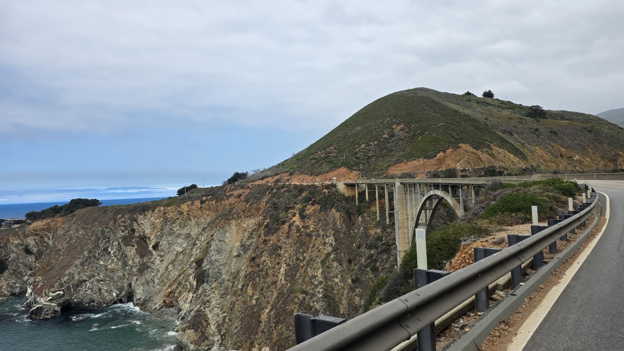 Pont en arc de la Highway 1 au nord de Big Sur, sur la côte californienne