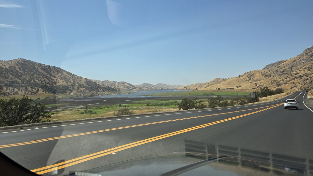 Route Highway 198 le long du lac Kaweah, vue depuis un véhicule