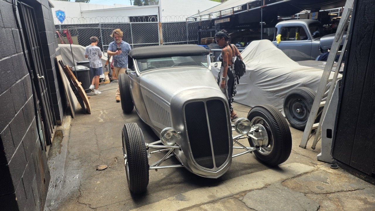 Hot rod roadster Ford en aluminium nu dans la cour de Hollywood Hot Rods à Burbank