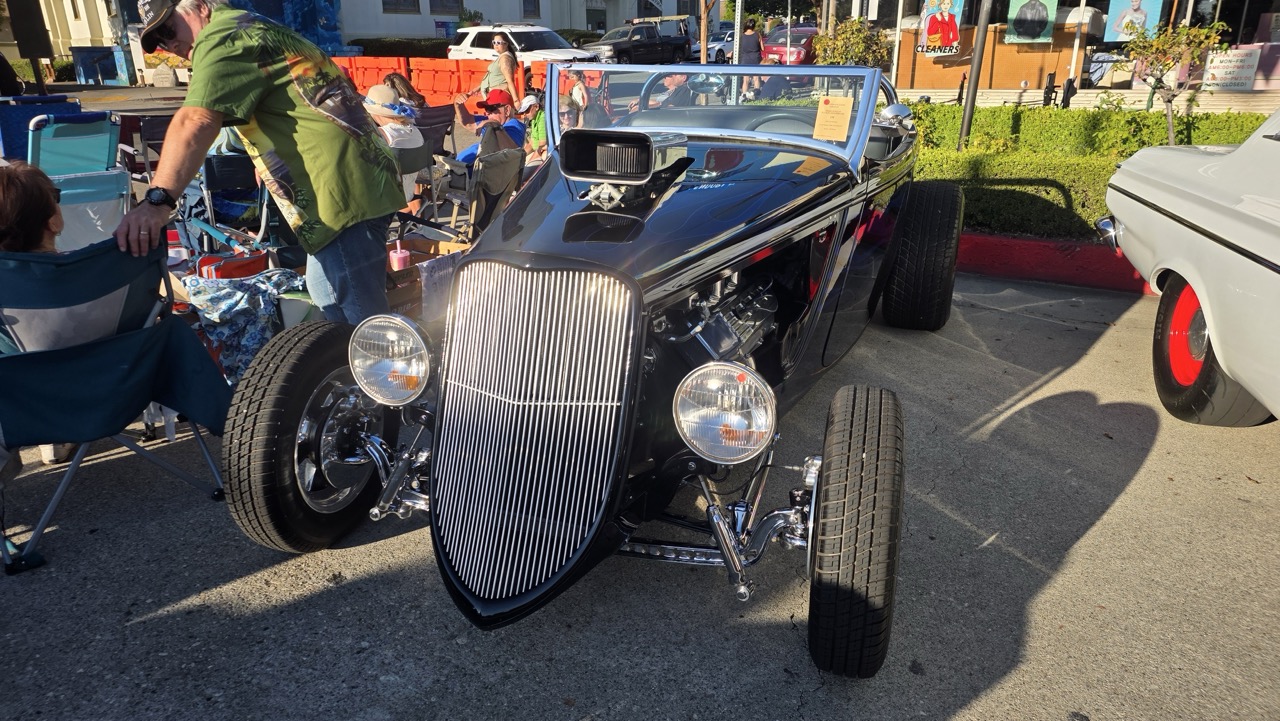 Hot rod roadster Ford 1933 noir à moteur apparent exposé dans une rue de Glendora