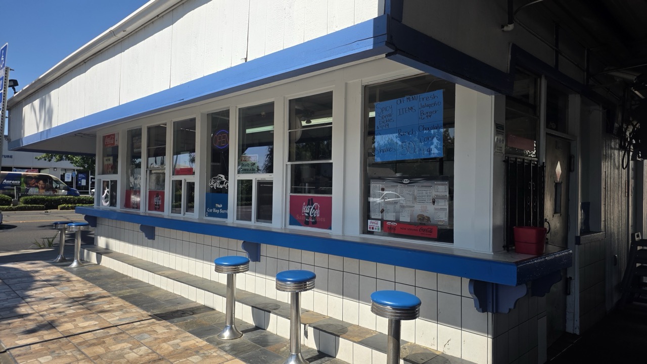 Façade bleue et blanche du drive-in à carhops H&W de Merced