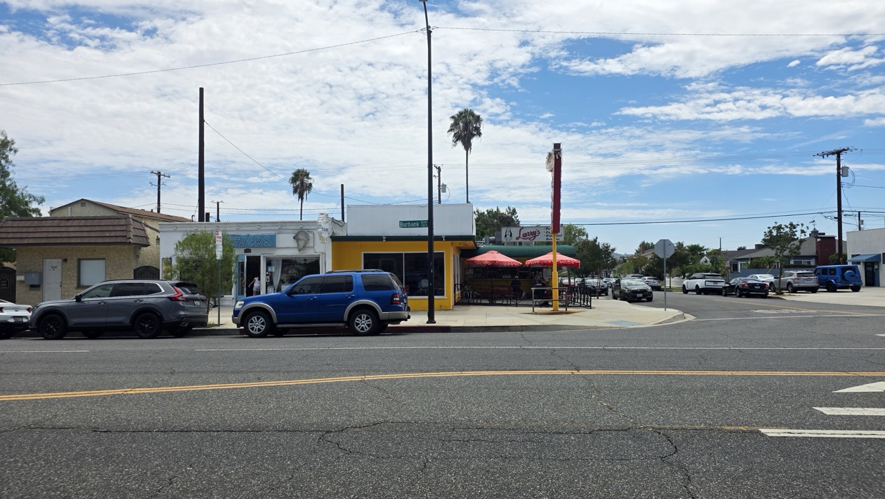 Devanture jaune et verte du stand de chili dogs Larry's sur Burbank Boulevard