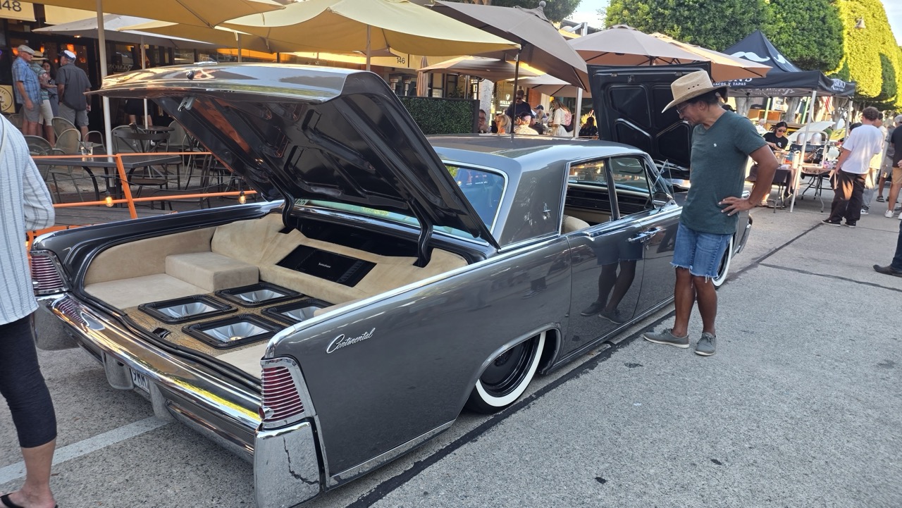 Malle aménagée en sono d'un Lincoln Continental au show de Glendora