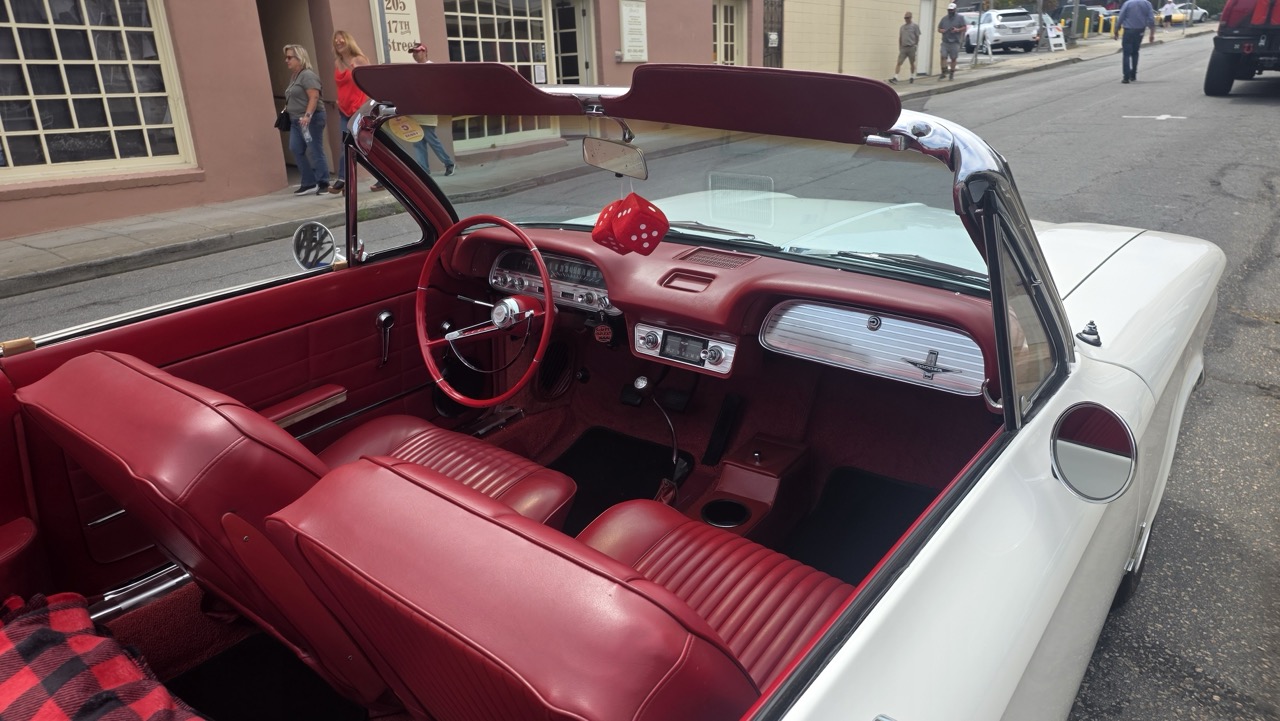 Habitacle rouge d'un cabriolet américain au Little Car Show de Pacific Grove