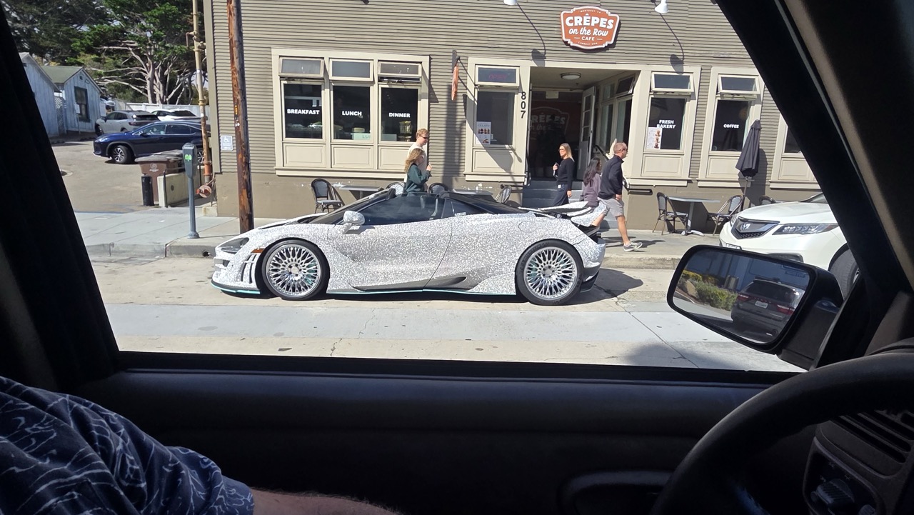 McLaren 720S Spider couverte de cristaux vue depuis l'habitacle d'un Chevrolet Suburban à Monterey