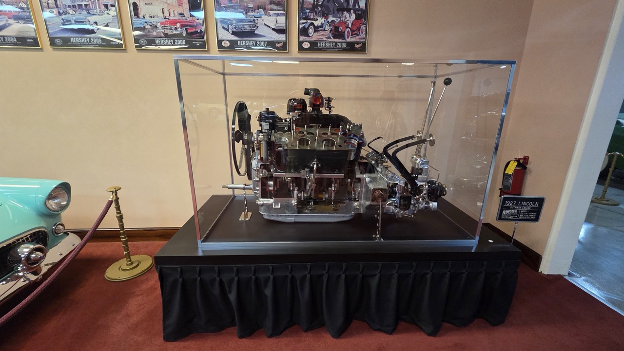 Moteur Lincoln de 1927 présenté en coupe pédagogique sous vitrine