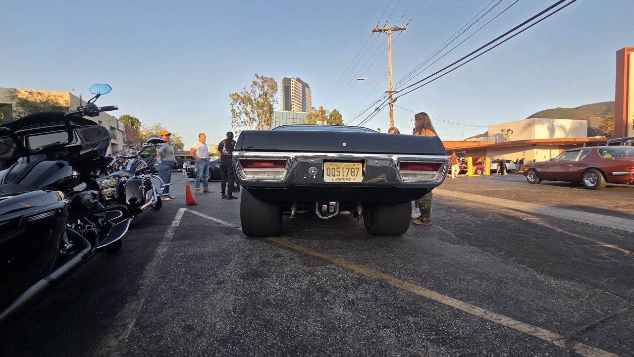 Arrière d'un muscle car américain à pneus larges immatriculé au New Jersey, à Burbank
