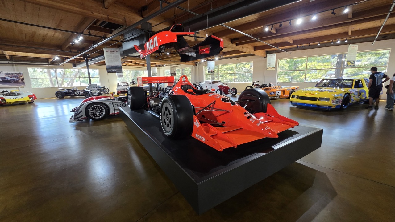 Salle principale du musée Canepa avec une monoplace IndyCar et des voitures de course
