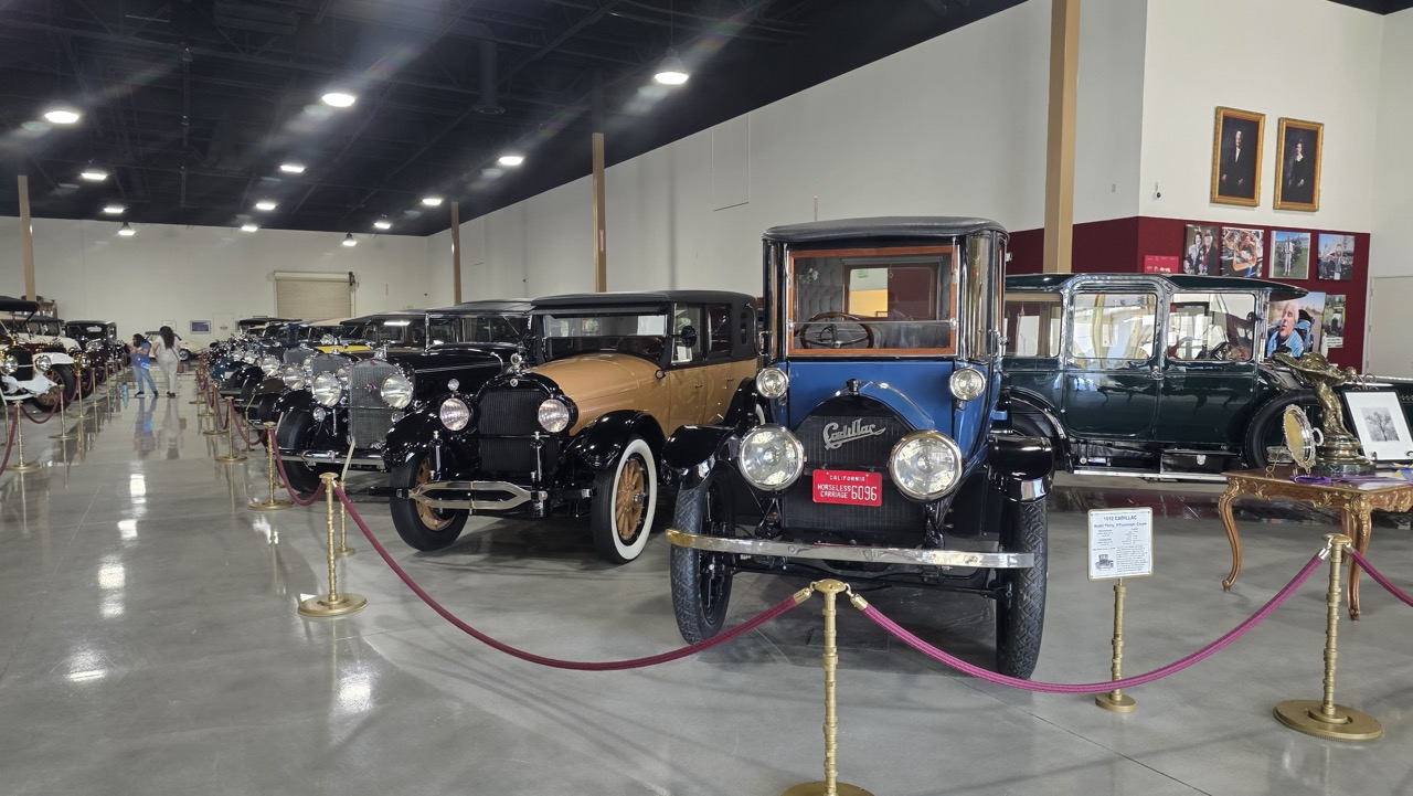 Enfilade d'automobiles d'avant-guerre exposées au Nethercutt Museum de Sylmar