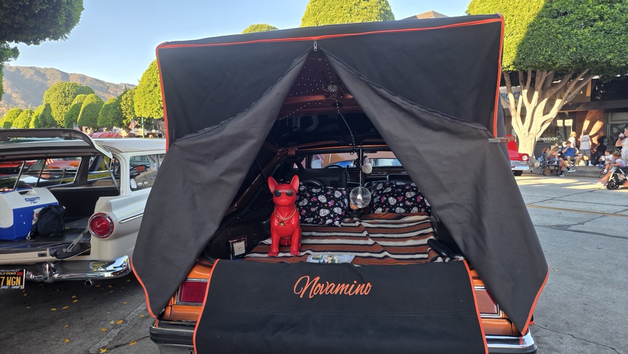 Pick-up custom dont la benne est aménagée en tente, au show de Glendora