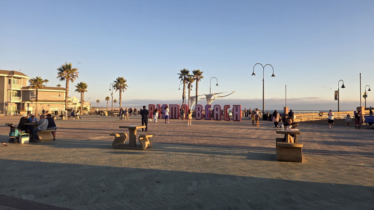 Esplanade et lettres monumentales Pismo Beach en fin de journée