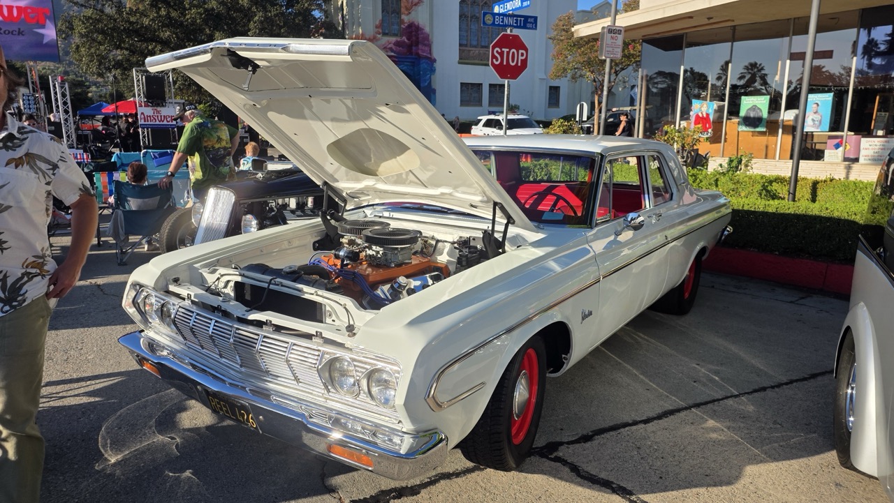 Plymouth Belvedere 1964 blanche capot ouvert au show de Glendora Avenue