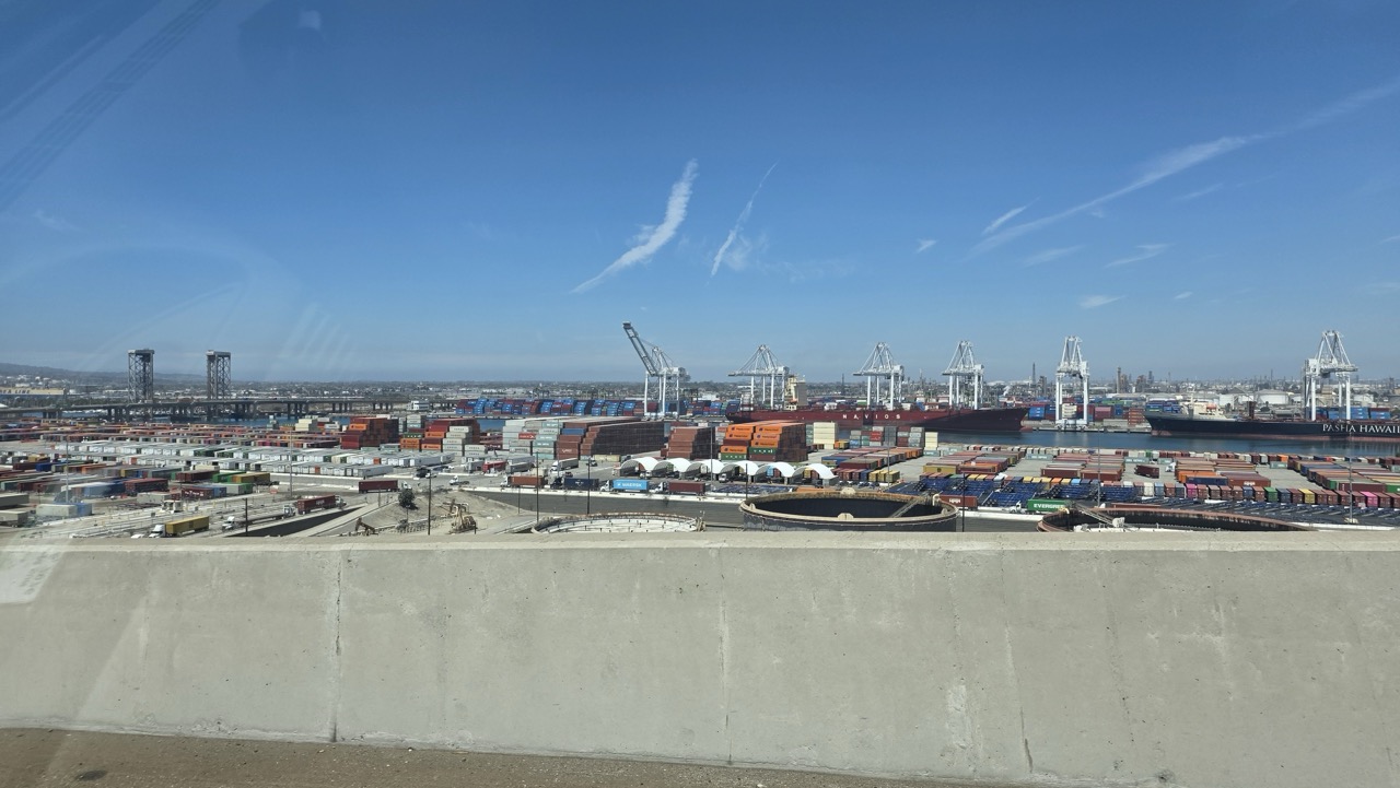 Terminal à conteneurs du port de Long Beach vu depuis un pont autoroutier