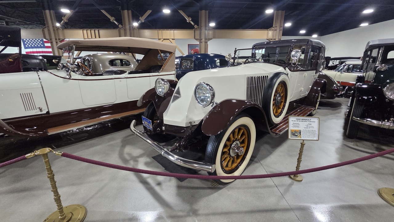 Renault Model 45 cabriolet de 1926 exposée au Nethercutt Museum de Sylmar