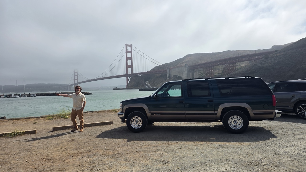 Chevrolet Suburban 1995 garé devant le Golden Gate Bridge à Fort Baker