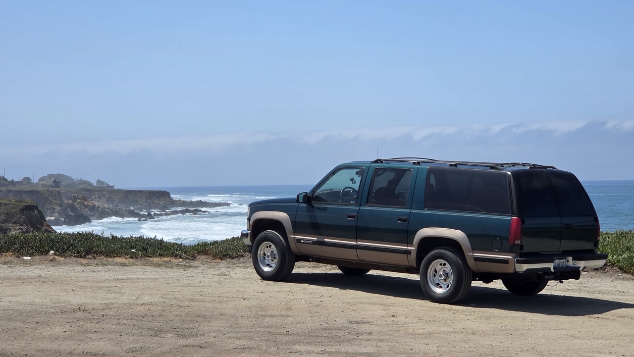 Chevrolet Suburban 1995 garé sur une aire en surplomb de la côte californienne, Highway 1