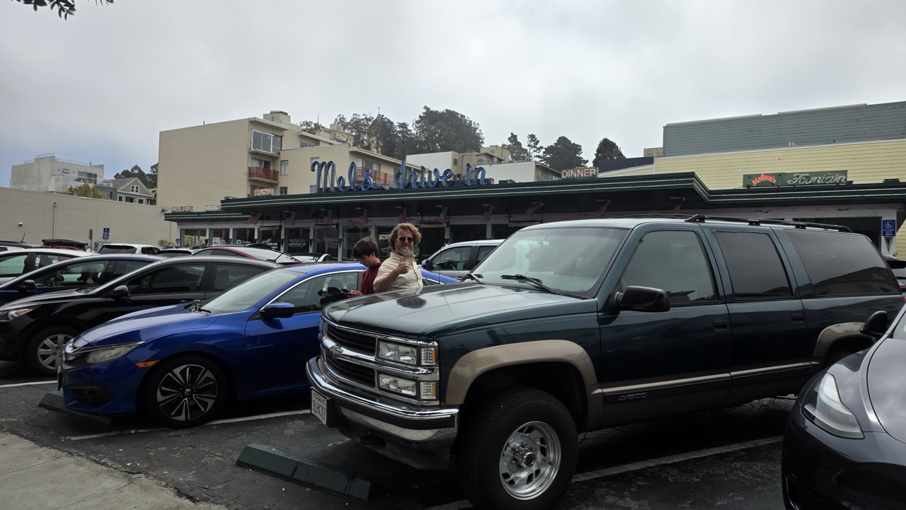 Chevrolet Suburban 1995 garé devant l'enseigne du Mel's Drive-In de San Francisco