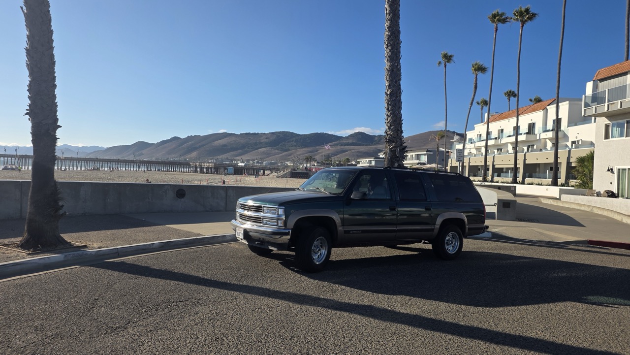 Chevrolet Suburban 1995 garé devant la jetée de Pismo Beach en fin de journée