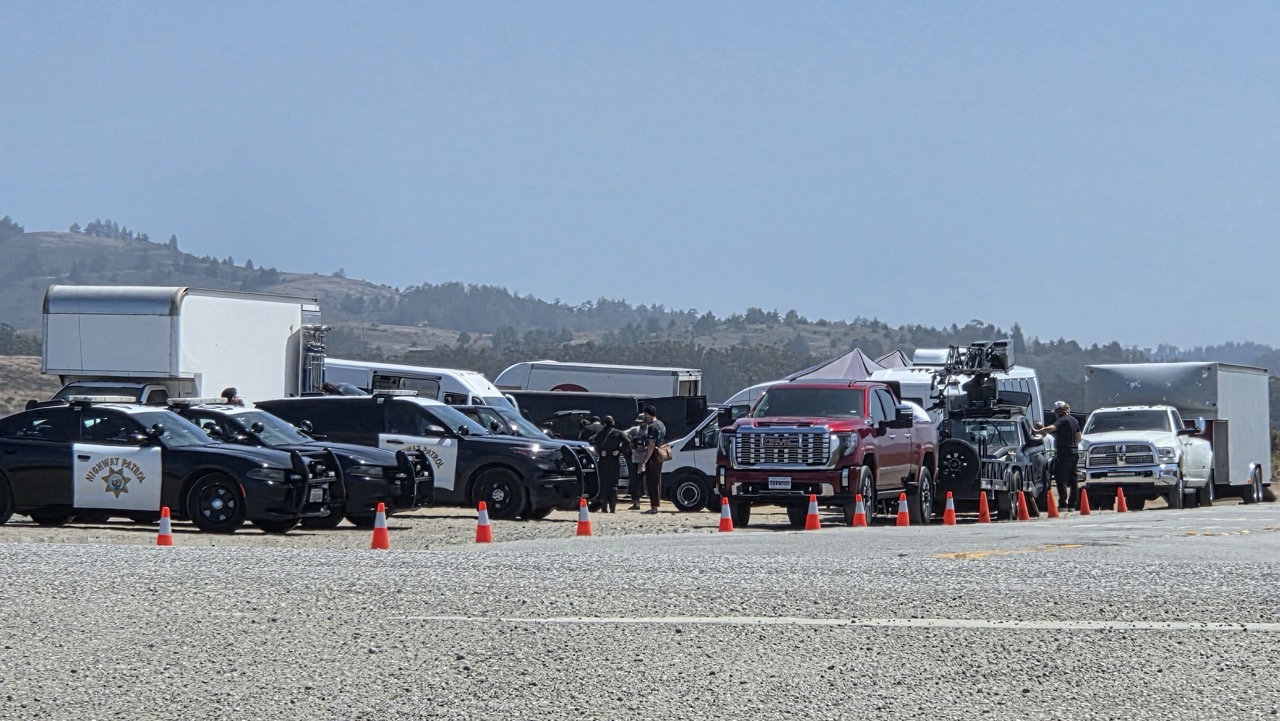 Base logistique d'un tournage sur la Highway 1 avec des véhicules de la California Highway Patrol